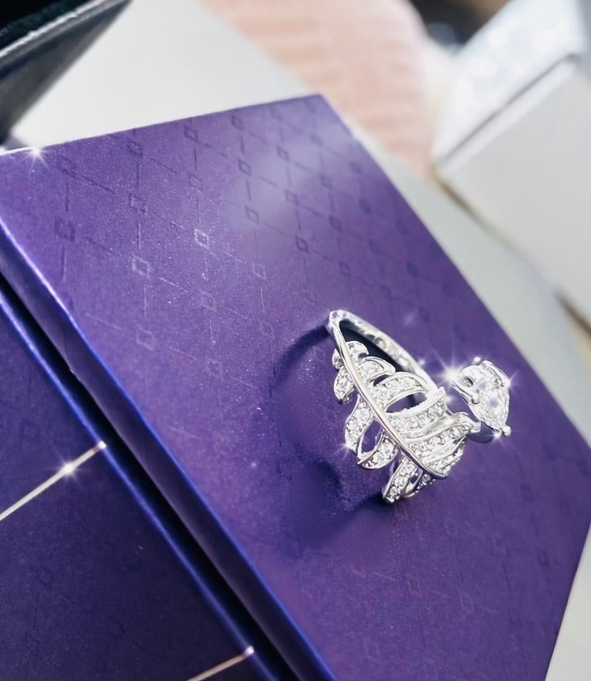 $68 ONLY 
S925

✨ STOP SCROLLING — this ring is EVERYTHING ✨

Fall in love with this S925 Adjustable Moissanite Leaf Vine Ring 💍
Crafted with D color VVS1 moissanite — insane sparkle that looks even better